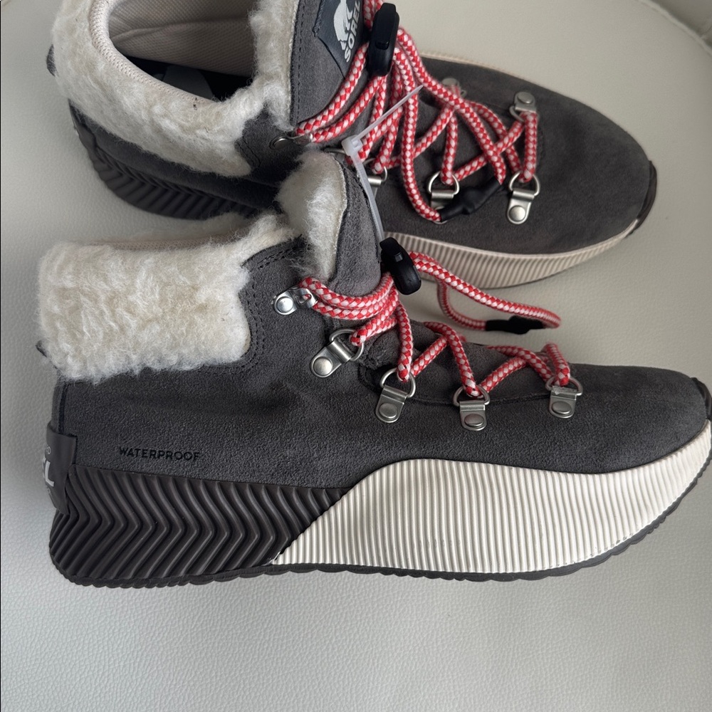 NWT Out N About Sorel Kids Waterproof Boots - Charcoal with Red Laces Size 5.
